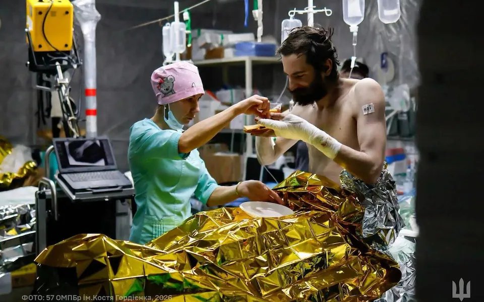 🇺🇦🇷🇺

Ukrainian soldier Vladyslav held his position in Vovchansk for 161 days, just 10 meters from Russian forces. A Russian anti tank mine destroyed his leg.

For two weeks he lay there, unable to move, trapped in the cold.

The 57th Brigade refused to abandon him. They deployed