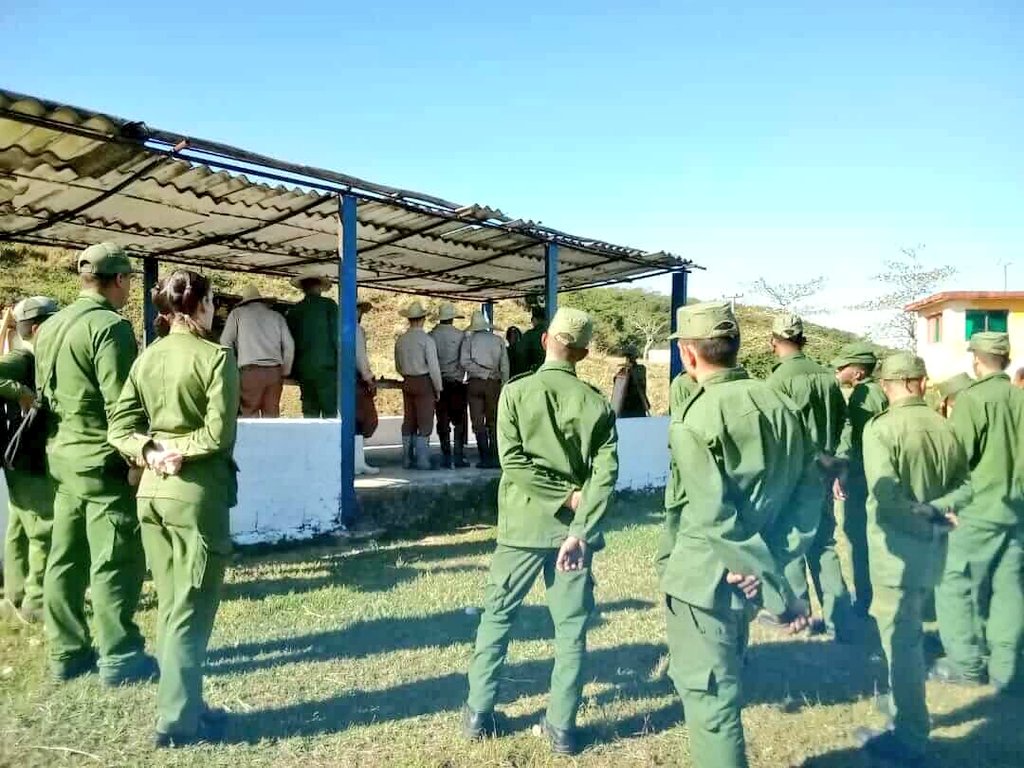 ¡Doble misión! Los jóvenes del Ejército Juvenil del Trabajo se preparan para producir alimentos y defender las conquistas de la Revolución. Con el fusil y el arado, garantizamos soberanía y futuro. #SiempreJoven #CubaEstáFirme #CubaVencerá