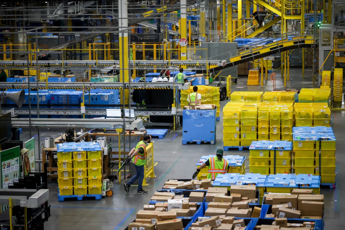 📌Amazon supera a Walmart en ventas tras más de una década.

✅Con US$ 717.000 millones en 2025, Amazon superó a Walmart, que registró US$ 713.000 millones y cerró 13 años en el primer lugar. 👉tinyurl.com/5estve67