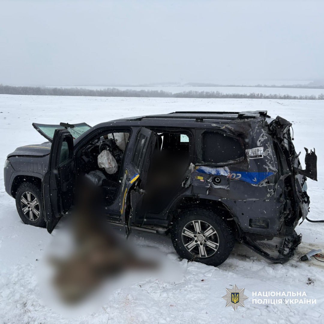 На Харківщині через удар дрона загинули двоє поліцейських евакуаційного підрозділу «Білі Янголи.

Смертельні поранення отримали 23-річна Юлія Келеберда та 39-річний Євген Калаган. Обоє долучилися до порятунку десятків родин, дітей, літніх людей та осіб з інвалідністю.