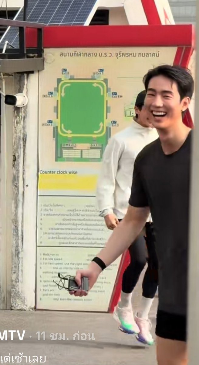 ไถตต. มีคนลงคลิ๊ปฟอสบุ๊ค จิมมี่ จู ไปวิ่ง แล้วเจอผู้ว่าชัชชาติ ปกตินี่เห็นฟอสใส่ชุดออกกำลังกายทีไร (เสื้อแขนกุด กางเกงขาสั้น) นึกถึงท่านทุกที เพราะเหมือนมาก ดีที่วันนี้ท่านไม่ได้ใส่ชุดไปรเวท ไม่งั้นฟอสได้เจอแฝดแน่นอน 55555555555555