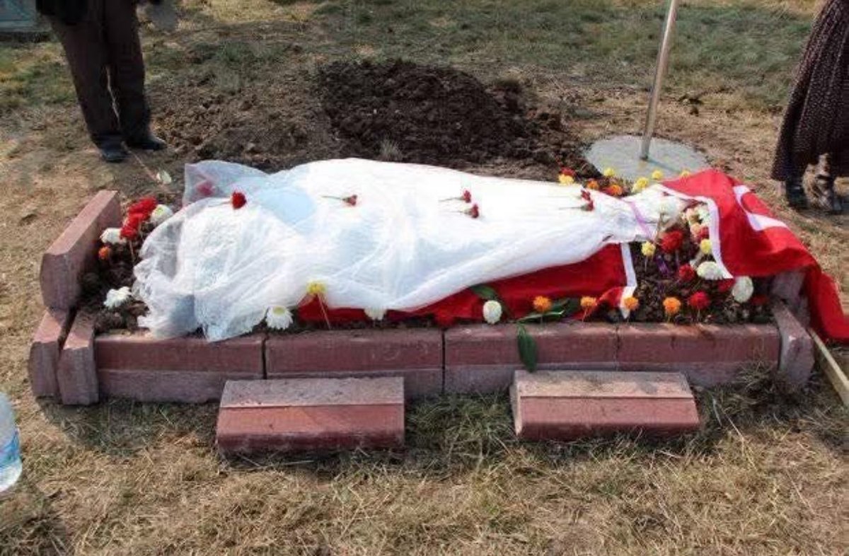 Bir hafta önce giydiği gelinliği, şehit eşinin mezarına örten bu hanım kardeşimizin akan her damla göz yaşında boğulacaksınız.

Şehit Uzman Çavuş İlhan SEZER 🇹🇷
Bazı haklar ödenmez  🤍