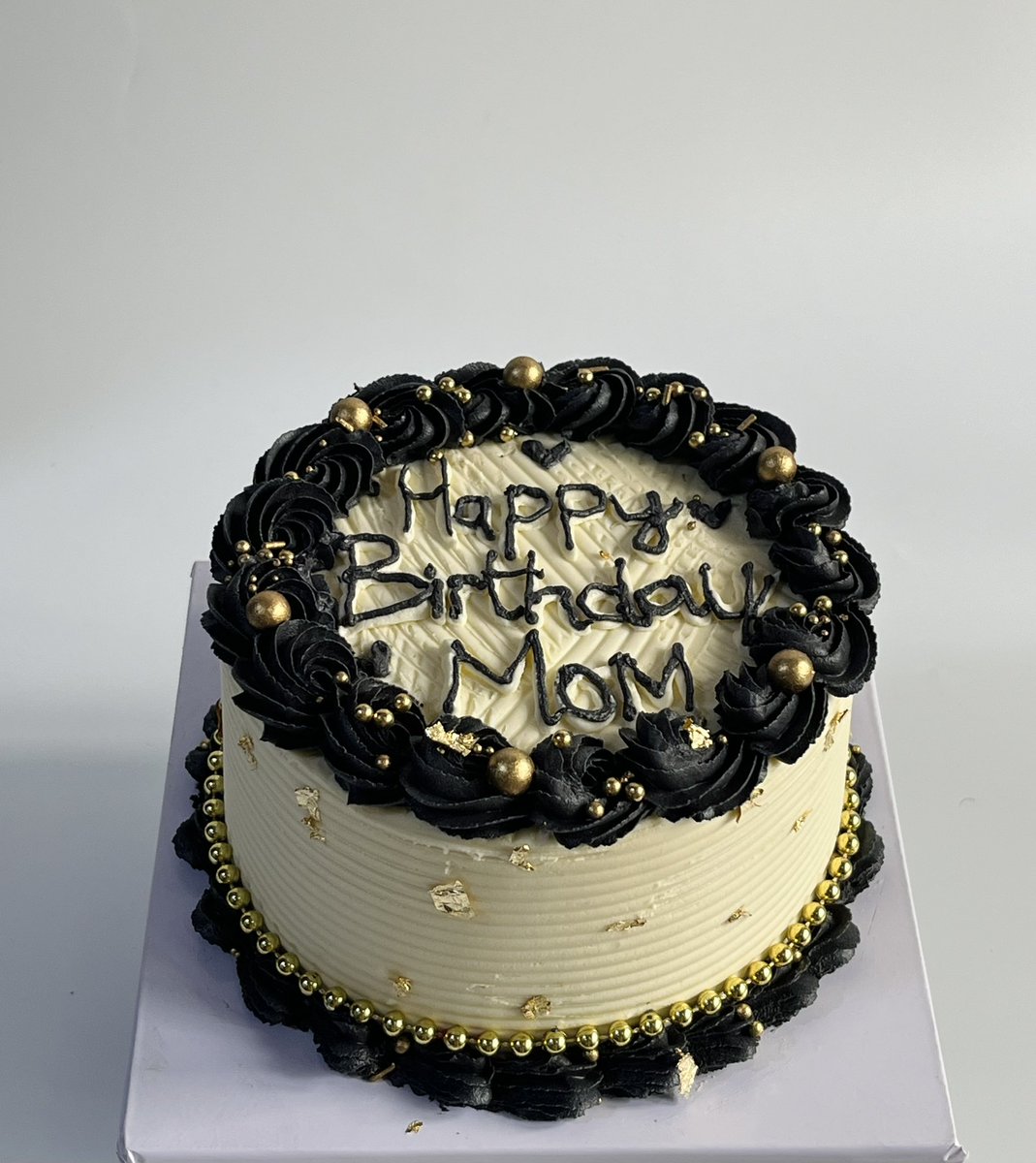 For Mom🖤

Size 6”1 layer
Frosting: Buttercream 
Price: 25,000

Need cakes? Please send a DM or click on the link in bio to order 

Please RT