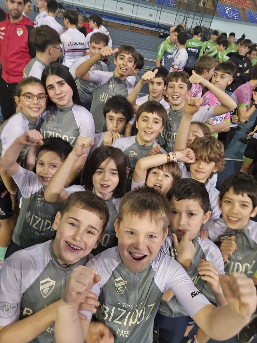 RuperAK's tweet photo. OÑATI / RUPERbi...Oñati y un Oñatiarra.: ALOÑA MENDI TXIRRINDULARIEN TALDEAREN AURKEZPENA 2026.🚴‍♀️🚴🚴‍♂️: https://t.co/o4YcpbBWpE https://t.co/94l5Jhivvx