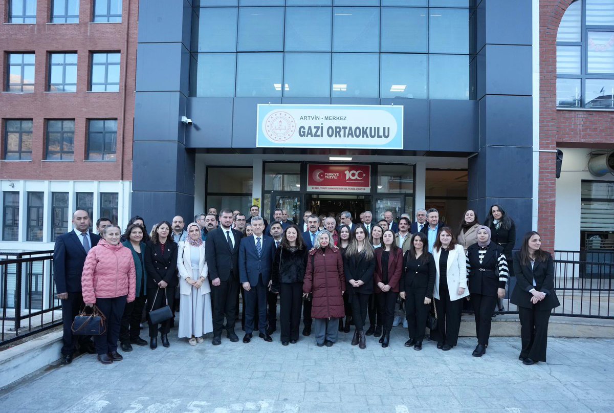 📍Artvin

Gazi Ortaokulumuzda bayrak törenine katıldık, sevgili öğrencilerimizle hasbihâl ettik. Ardından değerli öğretmenlerimizle bir araya gelerek eğitime dair istişarelerde bulunduk.

Bakanlık olarak hayata geçirdiğimiz her çalışmayı, eğitimin yükünü omuzlayan öğretmenlerimiz