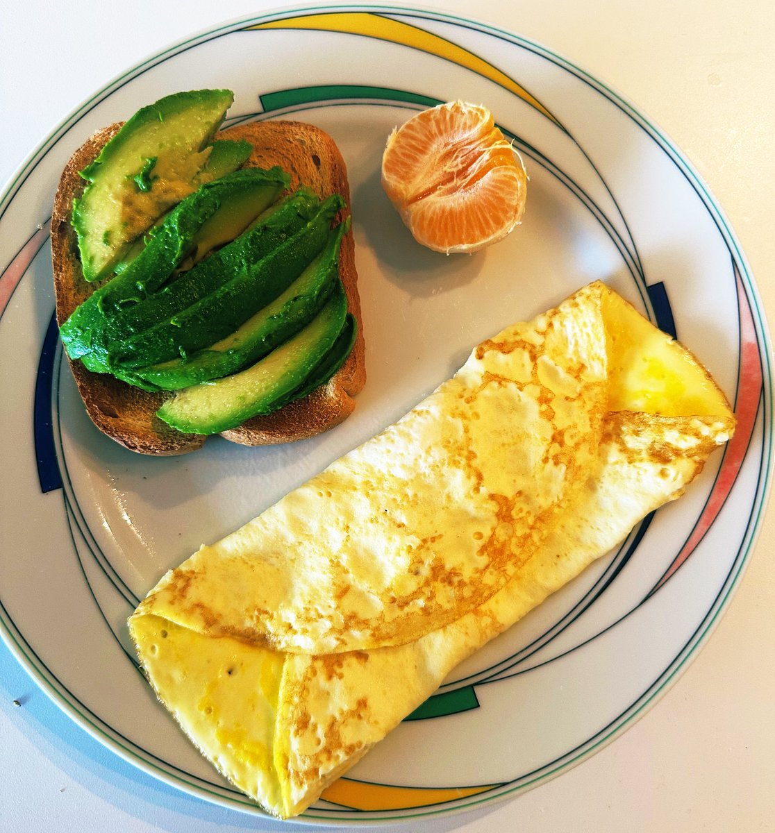 free_style_chef's tweet image. Repeating breakfast from the other day because it was so good! 

Omelet, avocado toast, tangerine. 

#brekkie #eggs #fruit