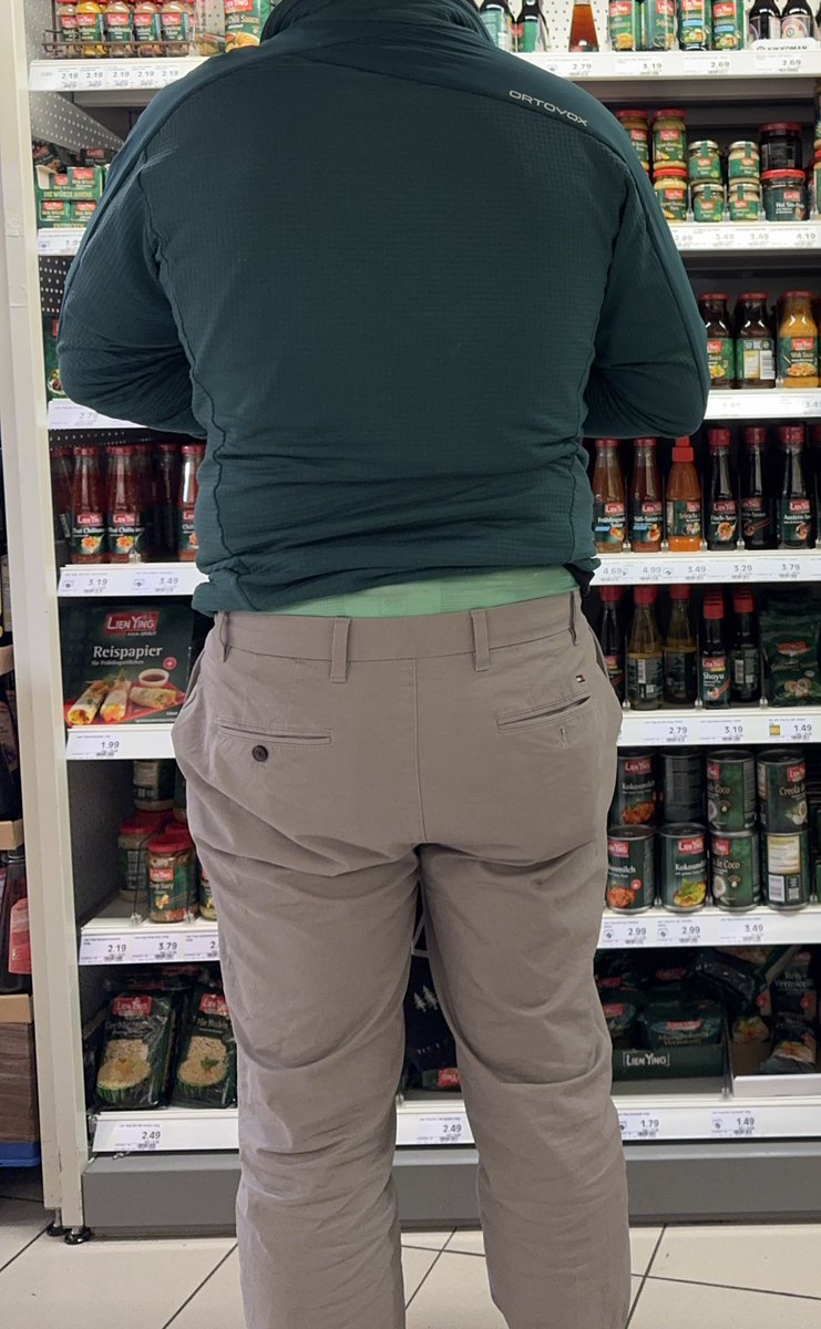 Meine #Herrin meint das es mal wieder Zeit für ein #Windelwochenende ist. Zack hatte ich eine Windel an und durfte auch direkt einkaufen. Leider rutscht die Jacke immer hoch…
#diaper #diaperslave #windelsklave #sklave #Herrin #goddess #mistress #eheherrin #flr #bdsm