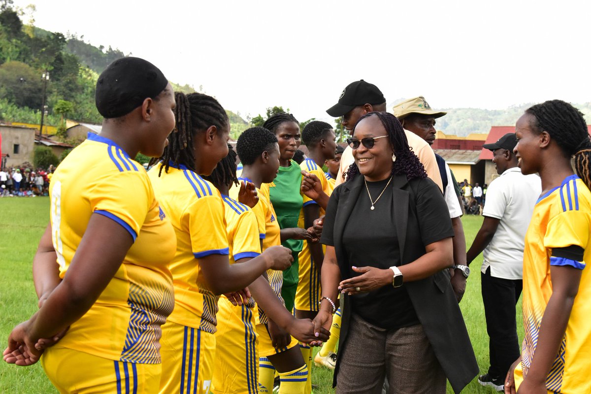 NyabihuDistrict's tweet photo. Umuyobozi w'Akarere Mme MUKANDAYISENGA Antoinette arikumwe n'inzego zitandukanye yitabiriye imikino ya nyuma y'irushanwa #UmurengeKagameCup iri kubera Ku kibuga cya Vunga muri Shyira. Umukino w'abagore, Rugera 1-0Kabatwa. Ubu mu Bagabo nturarangira. https://t.co/L6t8SupTOh