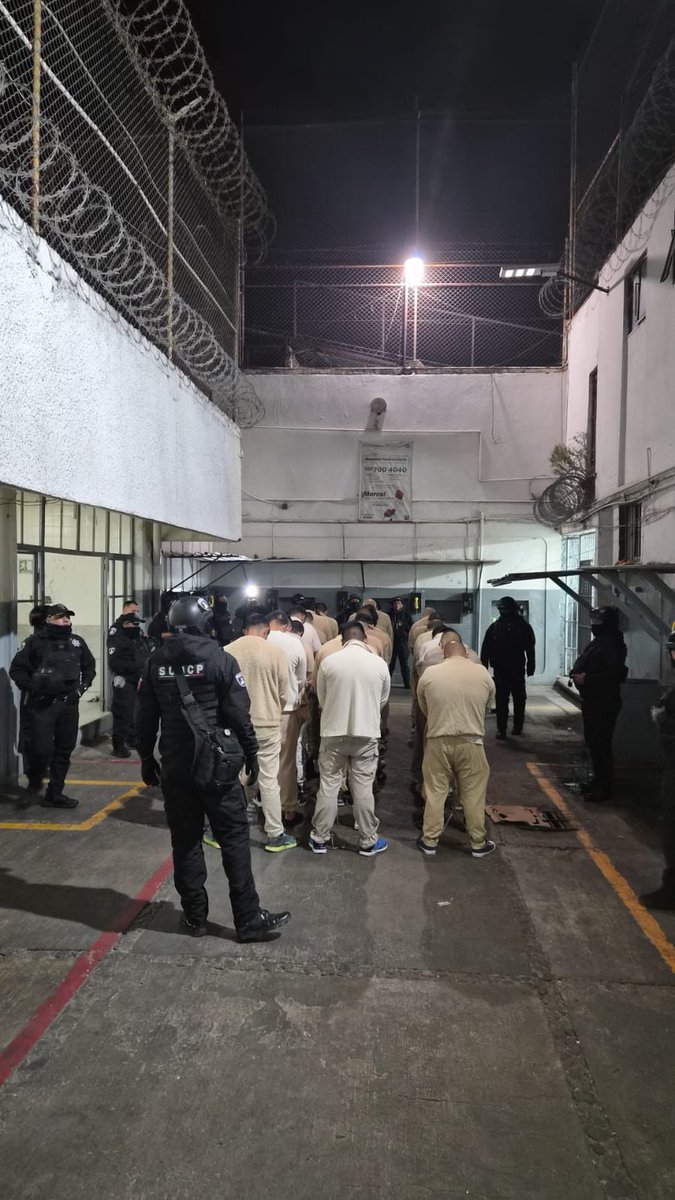 🚨 Treinta reos del centro penitenciario de San Pedro Cholula fueron trasladados al penal de mediana de seguridad de Tepexi de Rodríguez. En el operativo participaron autoridades federales, estatales y municipales.
