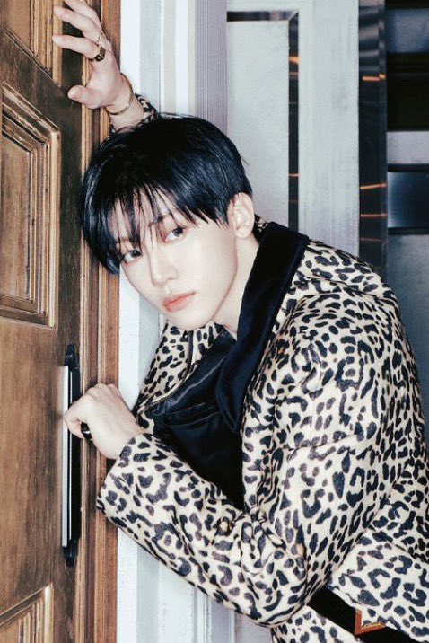 맨날 혼자 와서 초이스도 안하고 위스키만 마심
평소처럼 들어가다 대기실에서 나오는 제민이 발견하고 처음으로 지명할 듯
제민이 콜 받고 재노 있는 룸으로 들어가려는데
뒤에서 마담이 중얼거림
저기 누가 들어가나 했는데 나나가 들어가네~
그 말 들은 제민이 룸 안에 있는 남자한테 호기심 생김