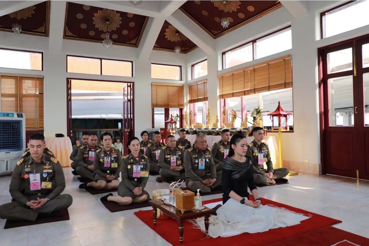 eric_sayompoo's tweet image. วันๆนึงประเทศชาติ ต้องใช้งบประมาณไปกับ นายพลหญิงลักษณะแบบนี้เท่าไหร่นะ นี่แค่วันธรรมดาไปทำบุญ  ถ้าไปต่างจังหวัดเยอะกว่านี้อีก ข้าราชบริพาร ทหาร ตำรวจ ข้าราชการ งบประมาณวันๆนึงไม่น้อยนะ