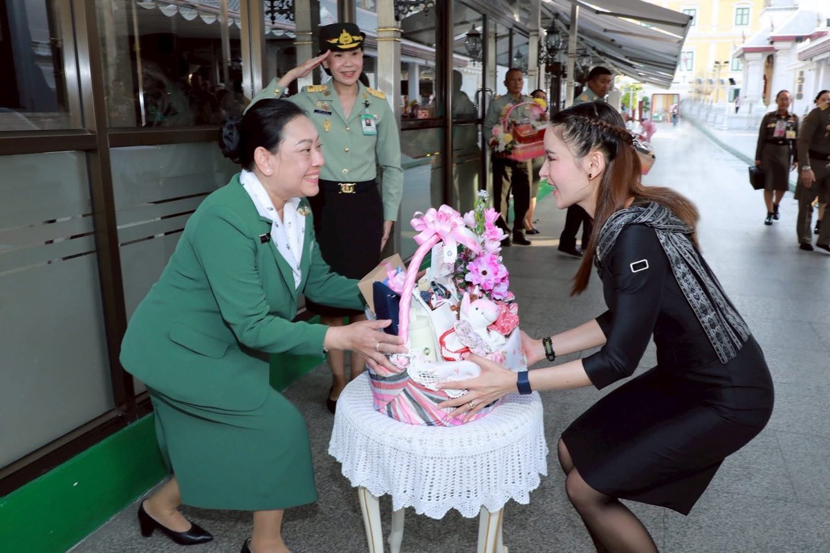 วันๆนึงประเทศชาติ ต้องใช้งบประมาณไปกับ นายพลหญิงลักษณะแบบนี้เท่าไหร่นะ นี่แค่วันธรรมดาไปทำบุญ  ถ้าไปต่างจังหวัดเยอะกว่านี้อีก ข้าราชบริพาร ทหาร ตำรวจ ข้าราชการ งบประมาณวันๆนึงไม่น้อยนะ