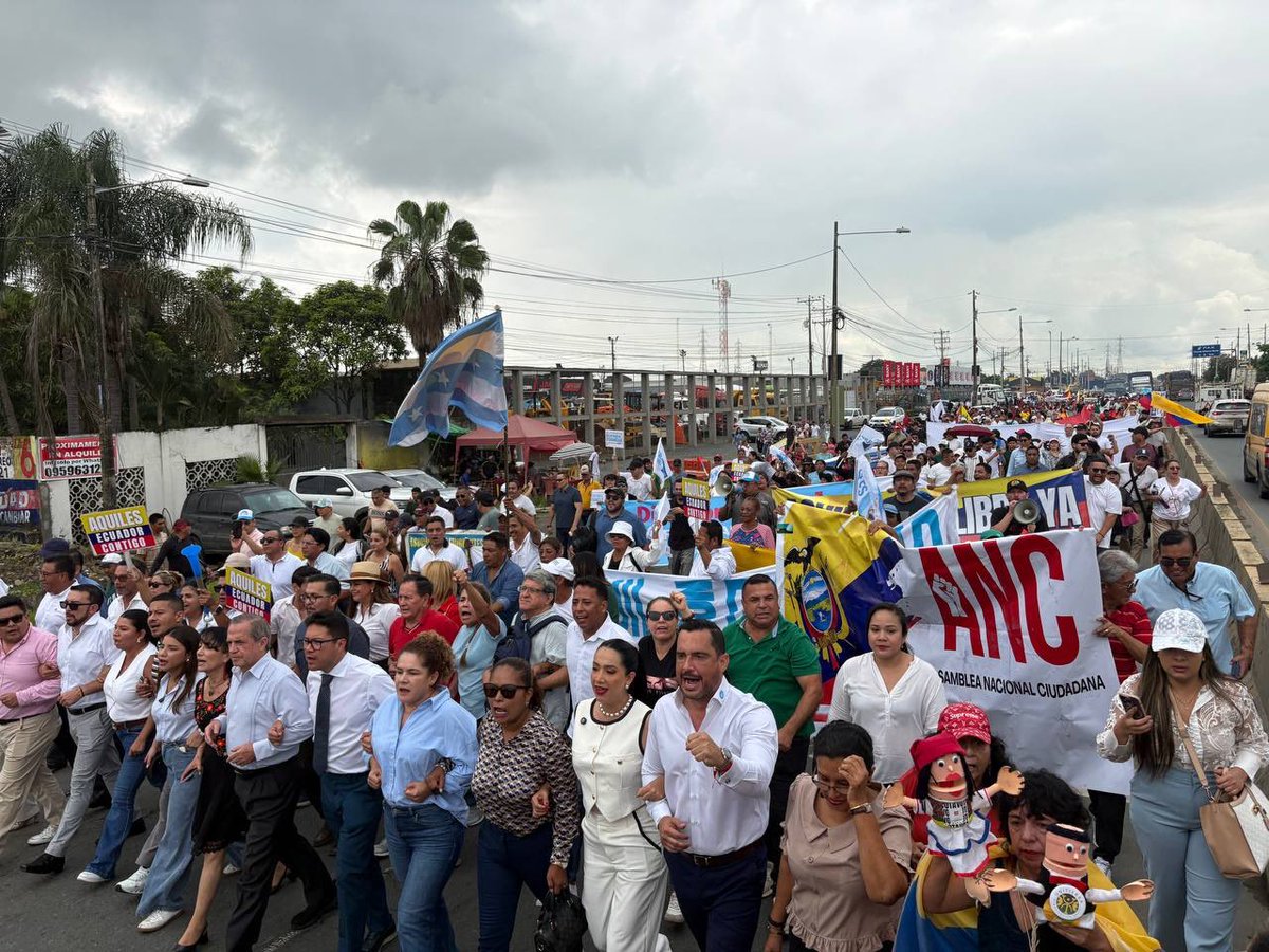 Hoy en Guayaquil el pueblo se toma las calles para exigir el archivo de las reformas al COOTAD.

El Gobierno no paga lo que debe a los GADs cerca de 1.000 millones en transferencias atrasadas y ahora quiere imponer una regla 70/30 para decidir en qué pueden gastar los municipios.