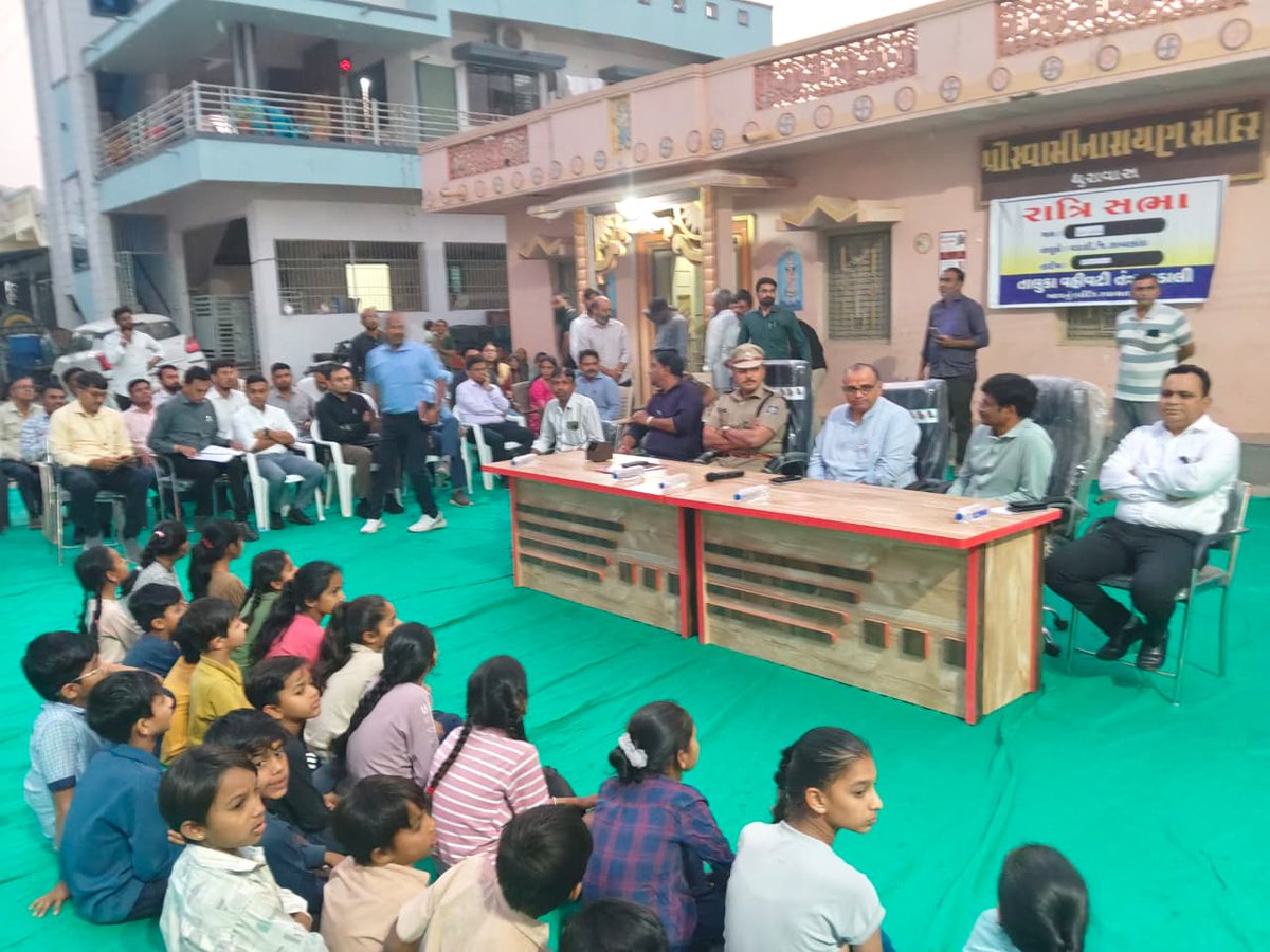 સાબરકાંઠાના વડાલી તાલુકાના થુરાવાસ ગામે જિલ્લા કલેકટરશ્રી લલિત નારાયણ સિંઘ સાંદુની અધ્યક્ષતામાં “રાત્રિ ગ્રામસભા” યોજાઈ. ગ્રામજનોના પ્રશ્નો સાંભળી ત્વરિત અને અસરકારક નિરાકરણ માટે અધિકારીઓને જરૂરી સૂચનાઓ આપવામાં આવી.

#RatriGramsabha
#JanSamvad
#GoodGovernance
<a href="/CMOGuj/">CMO Gujarat</a>