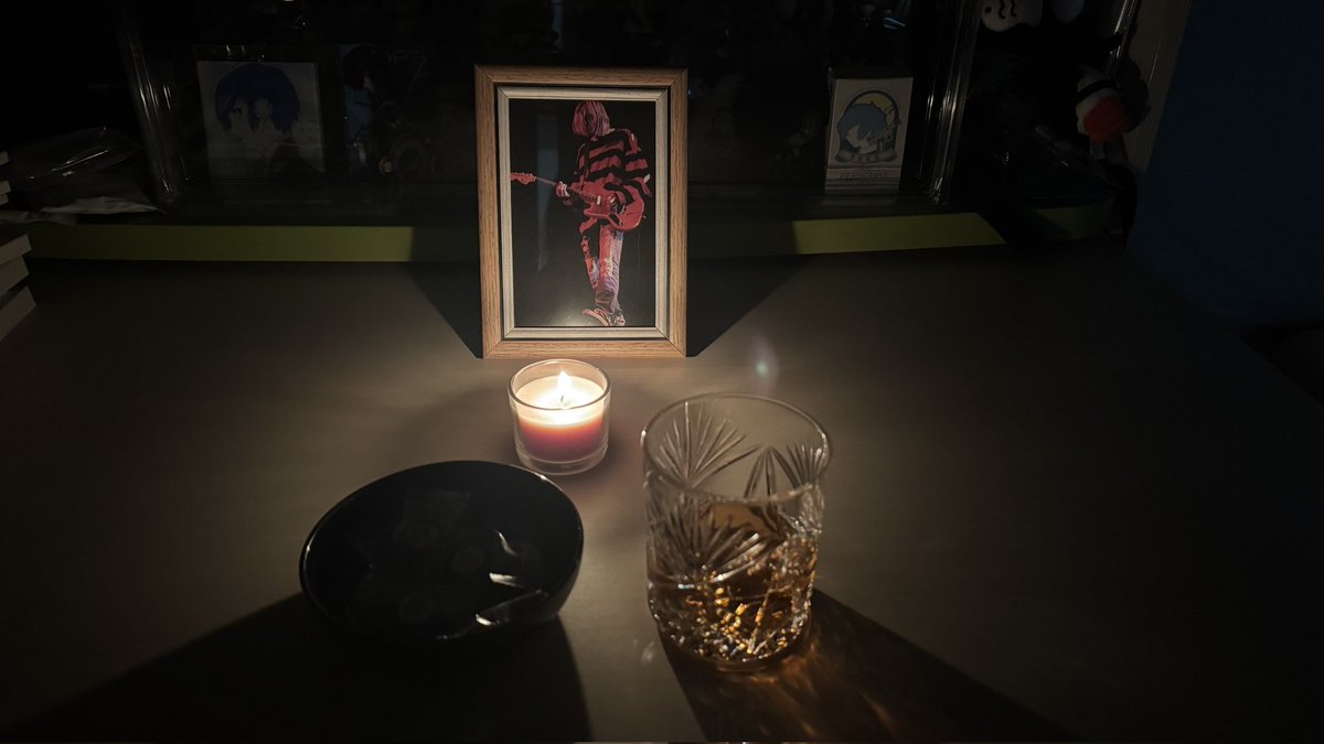 Decks_pyramid's tweet photo. 올해도 어김없이 하는 커트 강령술
생일축하드려요 아부지 https://t.co/8FTSsmIfrr