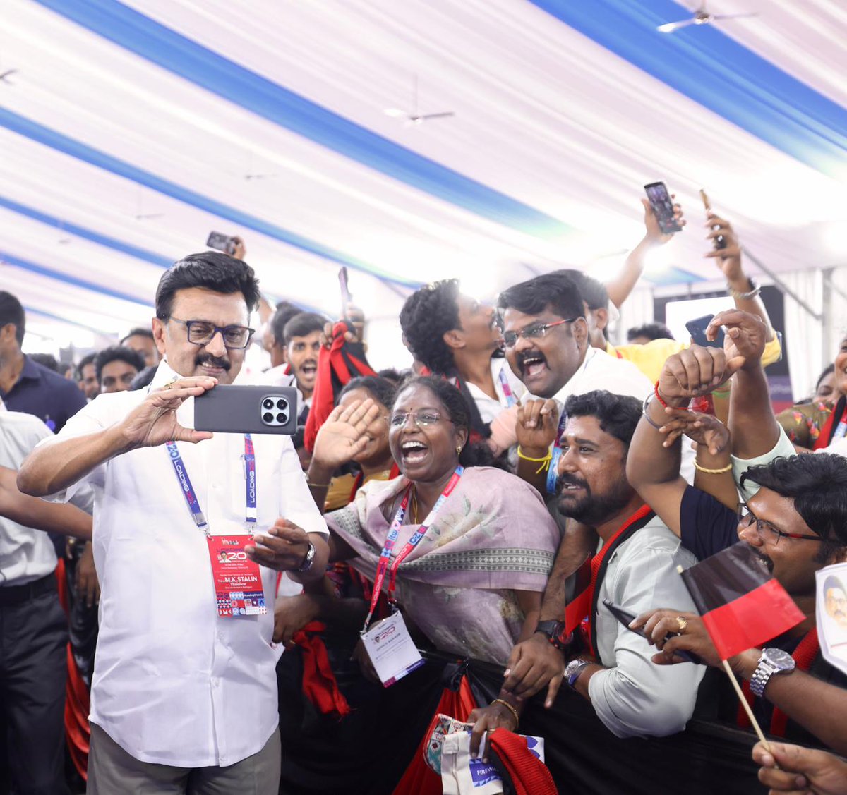 mkstalin's tweet image. LOADING 2.0: Offline, Online என இரண்டிலும் கழகத்தின் இருவண்ணக் கொடிதான் பறக்க வேண்டும்!

எந்த எதிர்பார்ப்பும் இல்லாமல், தமிழ்நாட்டின் எதிர்காலத்துக்காகக் கழகத்தை ஆதரித்து இணையத்தில் களமாடும் Digital Dravidian Stock அனைவரும் உங்கள் பணியை இன்னும் ஊக்கத்தோடு தொடருங்கள்!

பா.ஜ.க.வின்