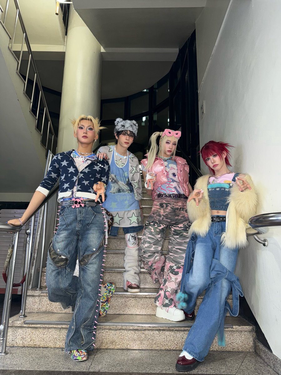 archirys's tweet photo. The guuurls at Music Bank stairs for the debut stage of Girlypop🌈💕

#archirys #snow #yuuta #junjie #huhtwink https://t.co/enGJicWSrJ
