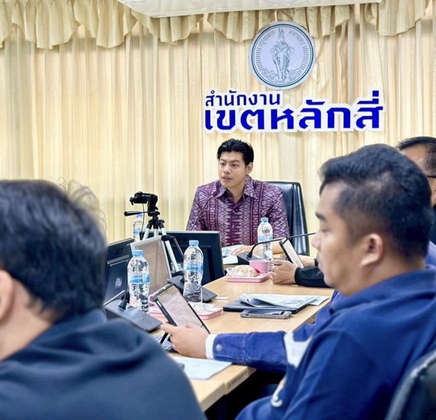 ดูจากชุดที่ใส่ ดูยังไงก็ ผู้ใหญ่ลีตีกลองปลาชุม