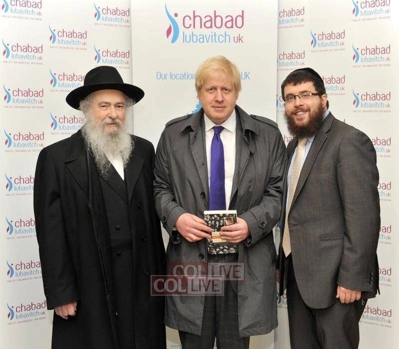 Boris Johnson es judío. Observa bien cómo se jacta de haber engañado al goy, la sonrisa burlona en su cara. El Talmud les ordena engañar y matar a todo aquel que no es judío sin mostrar remordimientos.

Son demonios y están detrás de todo. A ver si la gente abre los ojos.