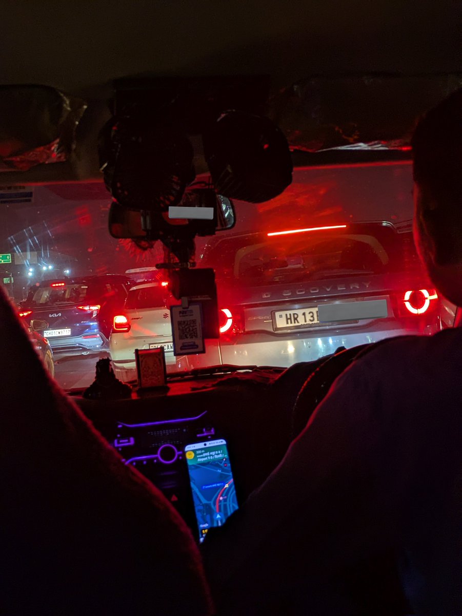 लोग हर मोड़ पे रुक रुक के सँभलते क्यूँ हैं
इतना डरते हैं तो फिर घर से निकलते क्यूँ हैं

मोड़ होता है जवानी का सँभलने के लिए
और सब लोग यहीं आ के फिसलते क्यूँ हैं

नींद से मेरा तअल्लुक़ ही नहीं बरसों से
ख़्वाब आ आ के मिरी छत पे टहलते क्यूँ हैं

~राहत इंदौरी 

#Fridaying