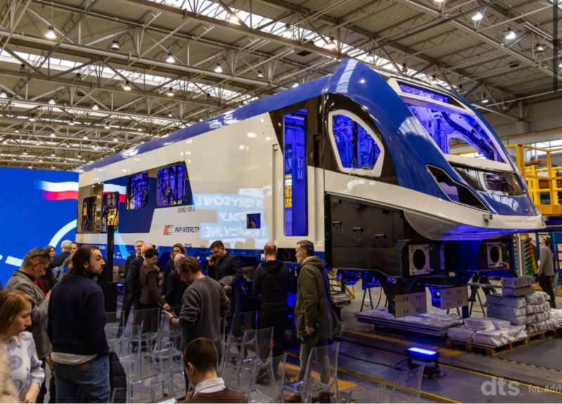 Polska właśnie zrobiła coś, o czym mówi się za cicho.

Za niespełna rok na nasze tory wyjedzie najnowocześniejszy pociąg w historii Polski.

I nie powstał w Niemczech.
Nie powstał we Francji.
Nie powstał w Japonii.

Powstał w Nowym Sączu.

Polska firma NEWAG wyprodukuje dla PKP