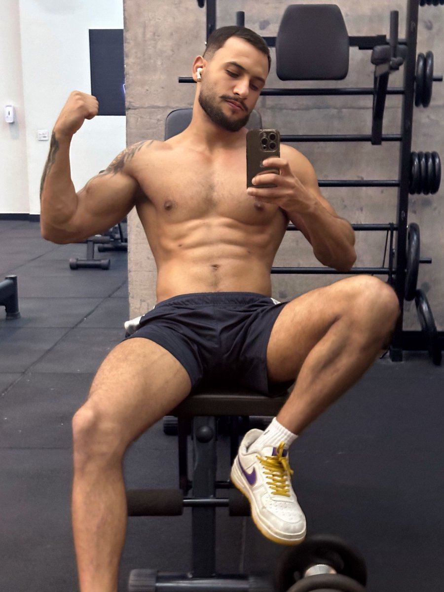 𝐂𝐋𝐄𝐕𝐄𝐑𝐒𝐎𝐍 𝐂𝐀𝐒𝐓𝐑𝐎 tweet media