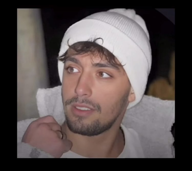 gigii_coo's tweet image. #حجت_میرزایی

۲۵ ساله
ساکن تهران

۱۲ بهمن در محدوده خیابان استاد معین ناپدید شد. از همان شب تلفن همراهش از دسترس خارج شده و تا این لحظه خانواده‌اش هیچ اطلاعی از محل نگهداری، وضعیت حقوقی و شرایط جسمانی او ندارند.

صداش باشیم.