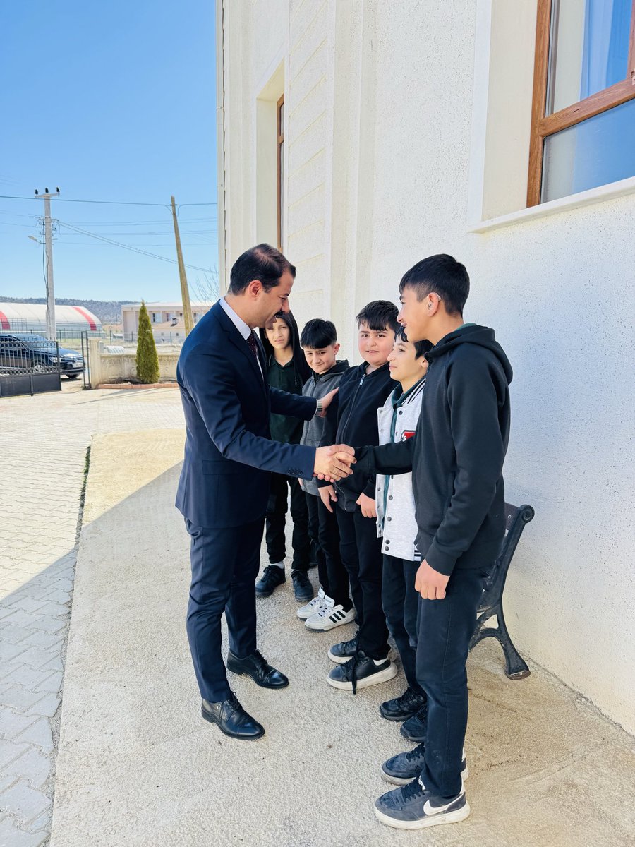 “Rabbim bu mübarek Ramazan ayında birlik ve beraberliğimizi daim eylesin, tuttuğumuz oruçları ve yaptığımız ibadetleri kabul buyursun. Hayırlı Cumalar. “🌙✨