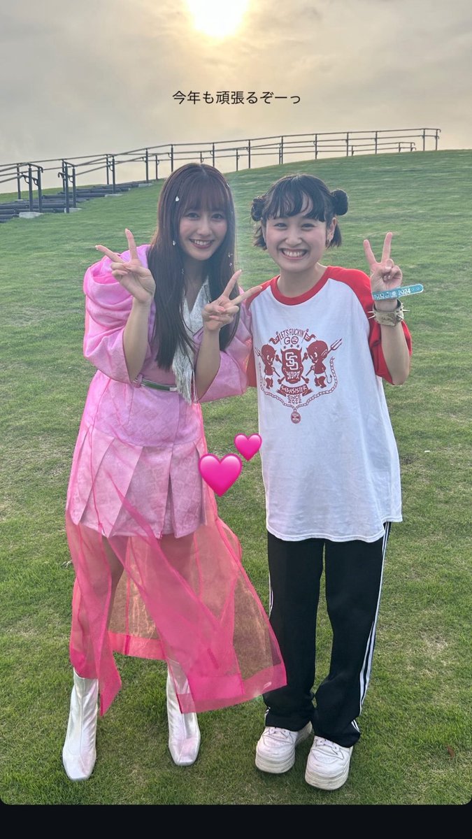 shin134zz's tweet photo. 夏菜子先輩
↓ 
ももクロ
↓
あーりん
↓
サバシスター・なち
↓
ハイスタンダード

という具合で遂にハイスタ現場に行ったという実績を開放しました https://t.co/3NkkQW0Dtd