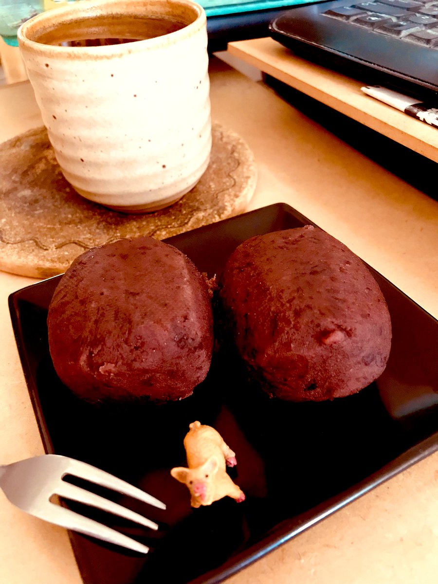 微妙に色々なタイミングをずらしたり外さなかったりした一日｡朝はイナミ•大きめおはぎ、昼はヤマザキ•中身たっぷり四角いパン、晩は鯖味付け缶のチーズ焼きうどんなどでエネルギー補給する。仕事頑張ろう