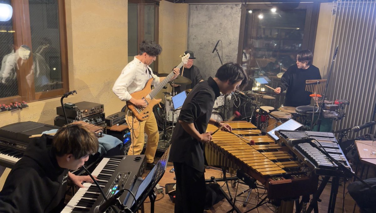 CROWSpercussion's tweet photo. ／ 本日も盛り上がりました✨ ＼

Percussion Ensemble "CROWS"
@ neonera

無事終演しました💥
ベーシスト森田悠介さんを迎え、さらにパワフルな内容でお送りしました💪🔥
ご覧いただいた皆様ありがとうございました！

#PE_CROWS https://t.co/wRT6bhAKoe
