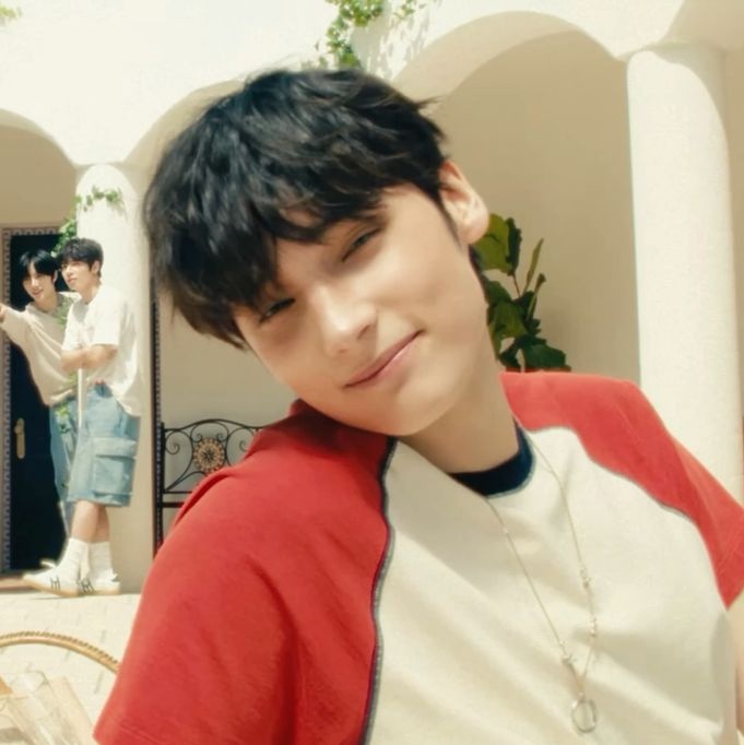 how does he do that with his lips