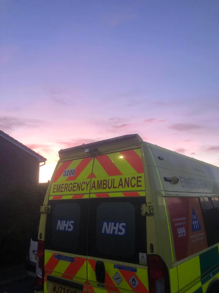 swasFT's tweet image. We've loved seeing all of the amazing sunset photos #TeamSWASFT have been sharing and this week's #PictureOfTheWeek is no exception 🚑🌆

📸 taken in #Wellington by #TeamSWASFT Emergency Care Assistant, Daryl. 💚