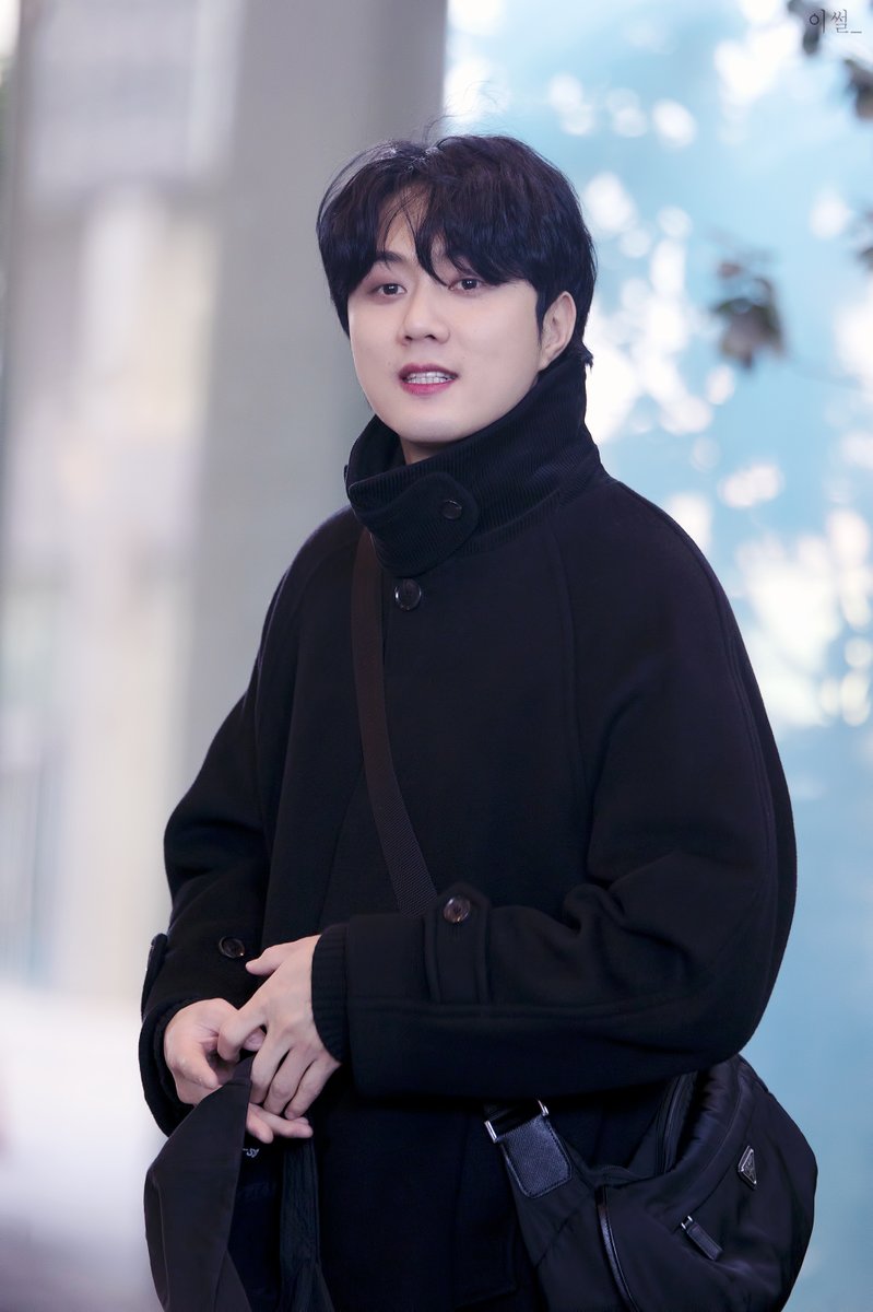 Yissull_Photo's tweet photo. 260218 렌트 퇴근길; #유현석 배우님 https://t.co/g0IvXboZVd