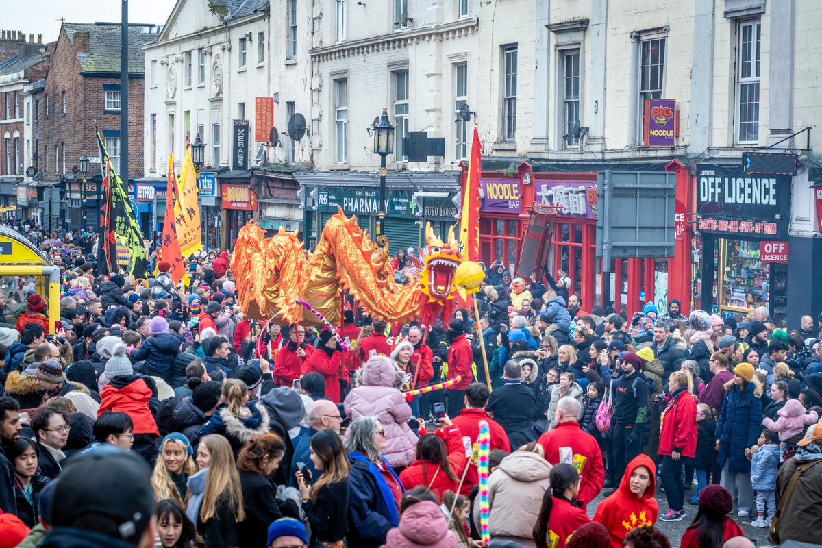 CultureLPool's tweet image. #CNYLiverpool | 🎉 Heading to the city centre to join in the #ChineseNewYear celebrations today? 🐎🧧

Check out our handy #FAQS + don’t forget to dress for the weather!

SUNDAY 22 FEBRUARY
Here's what on ⬇️

Main Celebrations
⏰11:30am - 5pm 
📍Chinatown

Craft Workshops
⏰10am