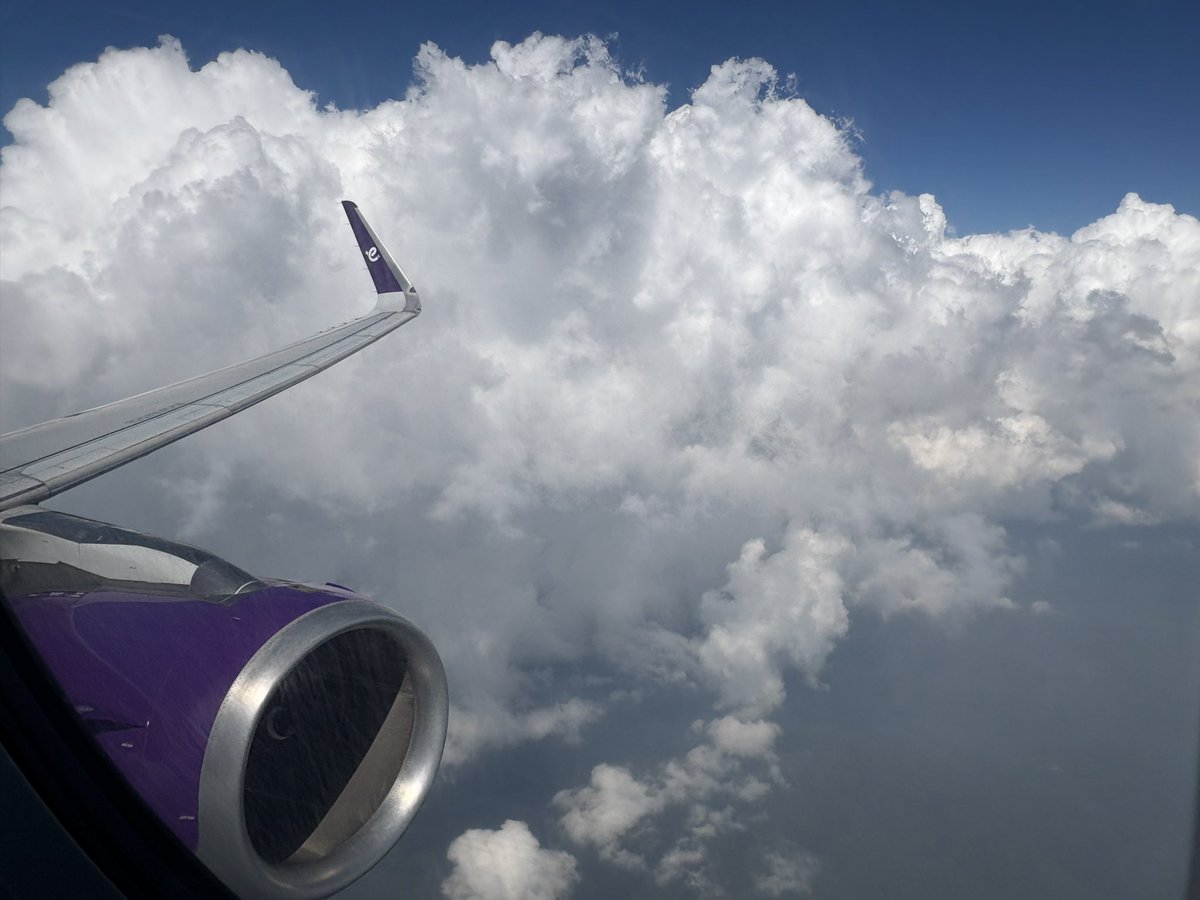 alexisk79's tweet photo. Second post for #wingfriday and this time it’s #AirAsia and #HKexpress https://t.co/NIJpY1nQVh