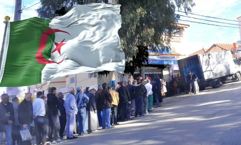 رمضان في الجزائر 🇩🇿 بنكهة الطابور

في شهر رمضان المبارك، ”تعاني الجزائر الجديدة” للإشراف على تنظيم الطوابير الطويلة للمواطنين من أجل الحصول على المواد الأساسية والتي أصبحت من المشاهد المعتادة التي يتم تداولها عالميا عبر وسائل التواصل الاجتماعي.