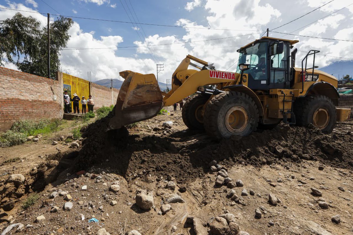 viviendaperu's tweet image. 🚨 ¡Atención inmediata ante huaico en #Arequipa!

✅ El Ministerio de Vivienda, en coordinación con la Municipalidad de Cayma, ya interviene con maquinaria pesada en el A. H. Señor de los Milagros, retirando escombros y restableciendo la transitabilidad, a fin de garantizar el