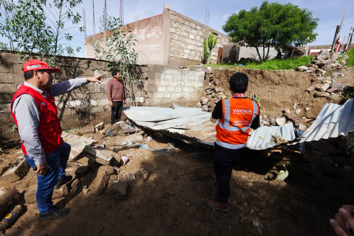 viviendaperu's tweet image. 🚨 ¡Atención inmediata ante huaico en #Arequipa!

✅ El Ministerio de Vivienda, en coordinación con la Municipalidad de Cayma, ya interviene con maquinaria pesada en el A. H. Señor de los Milagros, retirando escombros y restableciendo la transitabilidad, a fin de garantizar el