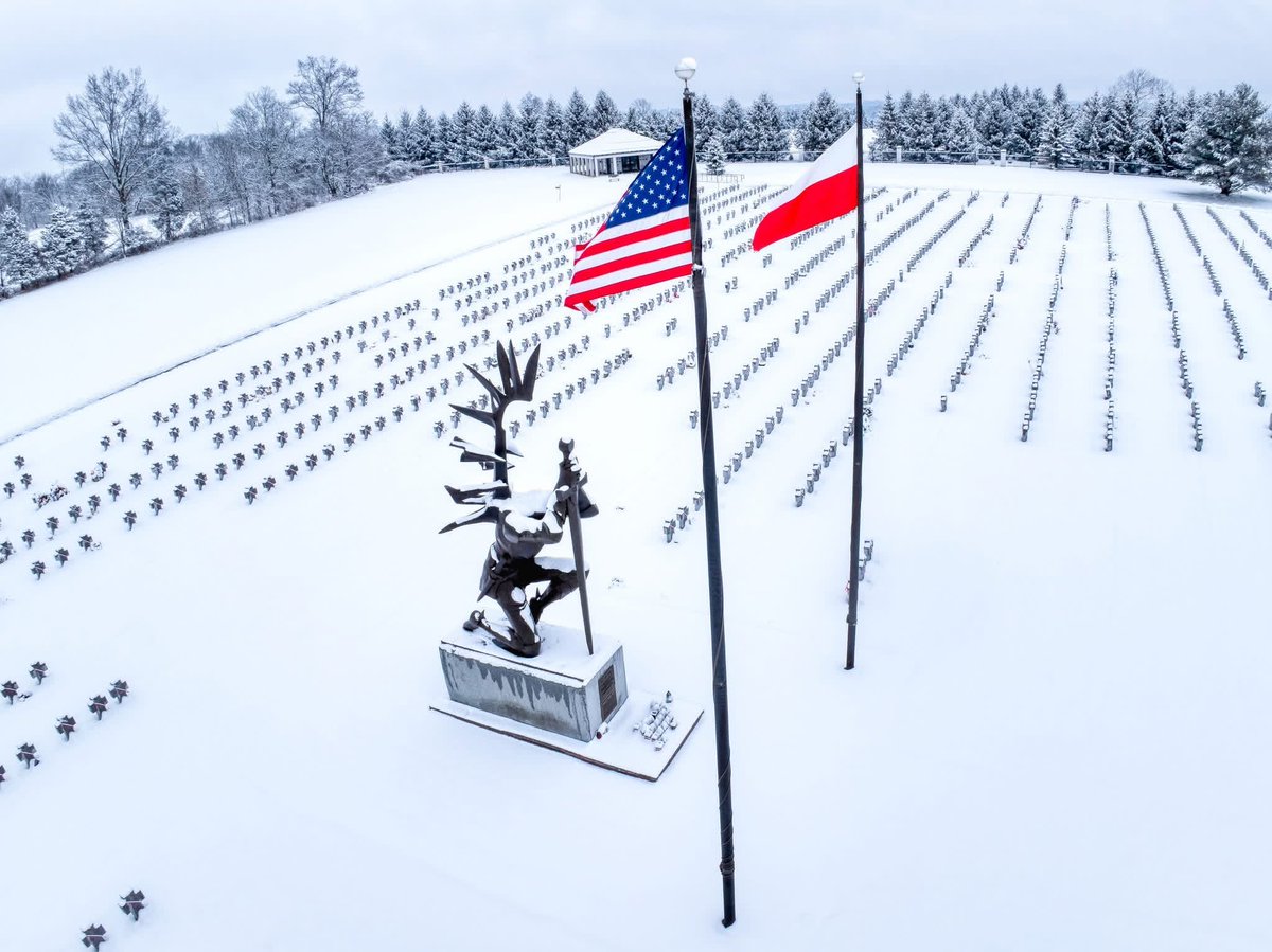 Polski cmentarz wojskowy przy Narodowym Sanktuarium Matki Boskiej Częstochowskiej w Doylestown, Pensylwania (USA).

W centrum  „Mściciel” (Avenger) – 10-metrowa brązowa rzeźba jeźdźca husarza zaprojektowana przez Andrzeja Pityńskiego w 1988 r., upamiętniająca ofiary Zbrodni