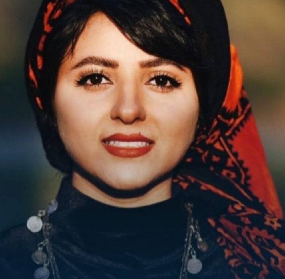 #یلدا_عباسی  نوازنده‌ی دوتار و خواننده، در بند است.
صدای این دختر هنرمند باشیم
#YaldaAbbasi, a dotar player and singer, is detained.
Let’s be the voice of this young artist.
#KingRezaPahlavi