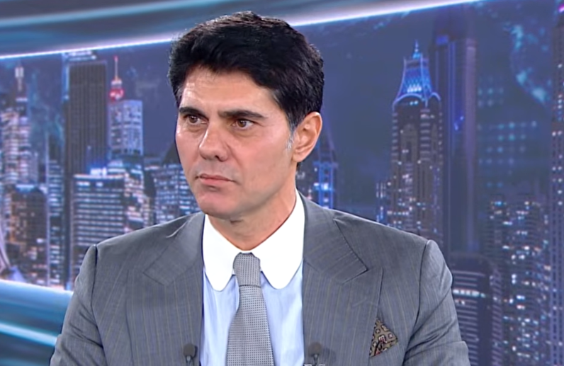 🔥EN SEVDİĞİMİZ ÖZET 🔥

👉Berk DİNÇTÜRK'ün yayınından öne çıkanlar 👇

🌍 ABD - İran Gerilimi
Berk Dinçtürk, Trump’ın seçim yılında enflasyonu artıracak (petrol fiyatlarını patlatacak) geniş çaplı bir savaşa girmeyeceğini düşünüyor.
ABD'nin asıl hedefinin İran halkı değil,