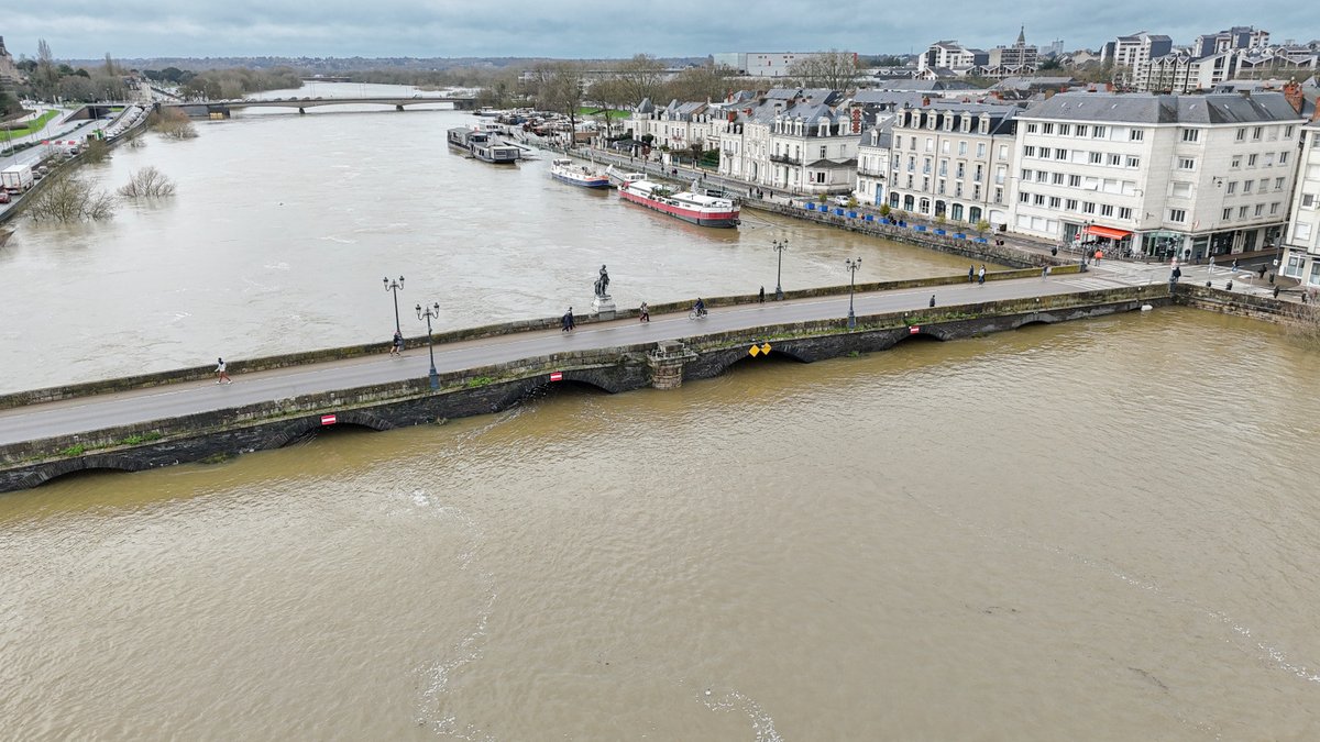 #Angers Le pont de Verdun, fermé depuis mercredi aux automobilistes, sera également fermé pour les piétons et les cyclistes à partir de ce vendredi à 20h.
angers.fr/l-action-munic…