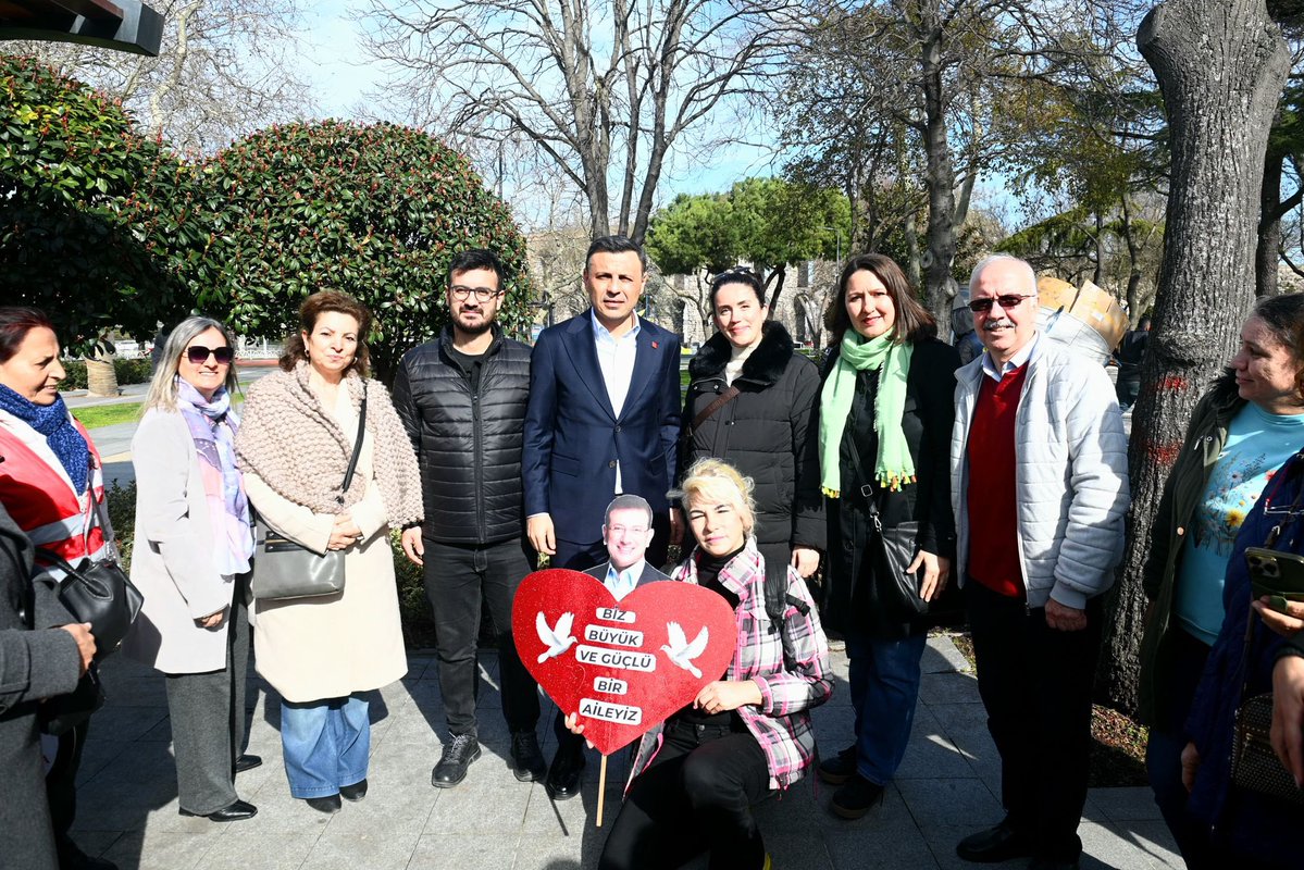 Aileler burada. Dimdik ayakta.

Saraçhane’deki Aile Dayanışma Ağı 26. buluşmasında bir aradaydık. 

Ailelerimize reva görülen bu zulüm son bulana kadar mücadele etmeye devam edeceğiz.