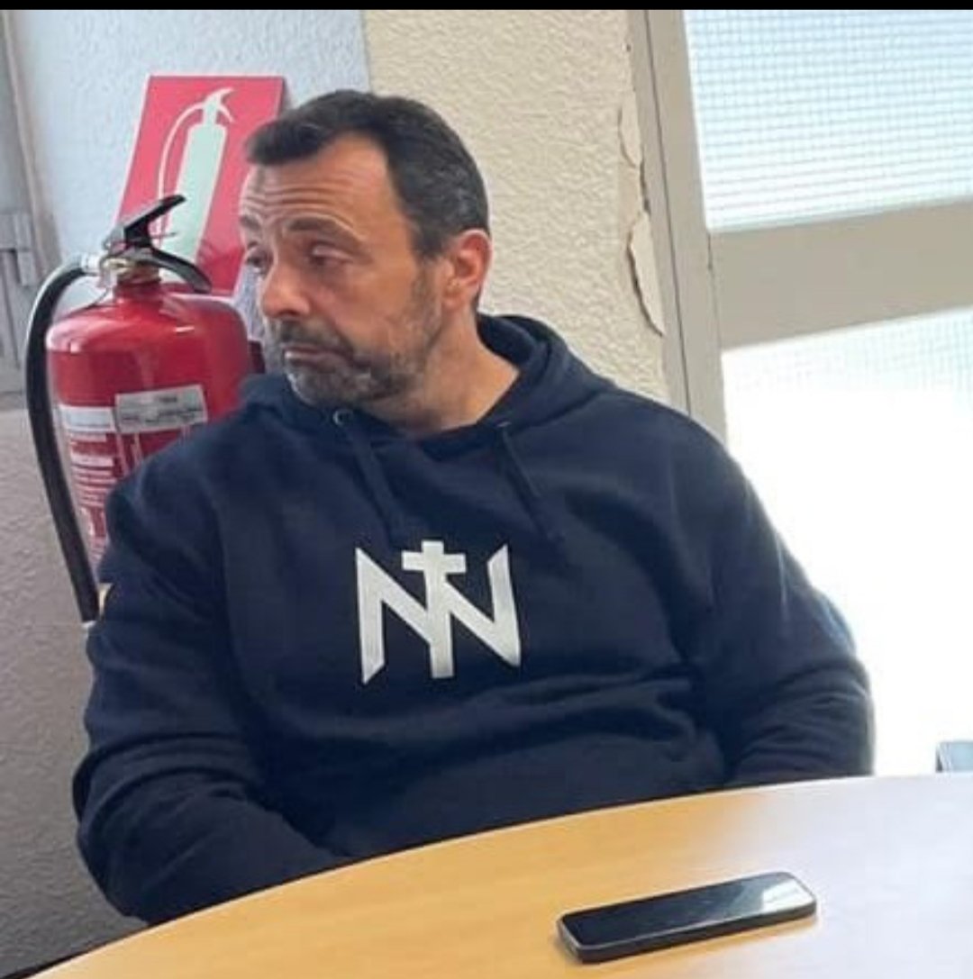 Nueva muestra de la ideología del representante de vox en #Alcorcón Pedro Moreno, para sorpresa de nadie.
Hoy vemos en RRSS como éste político supuestamente democrático luce una prenda de la asociación neonazi "Núcleo Nacional"