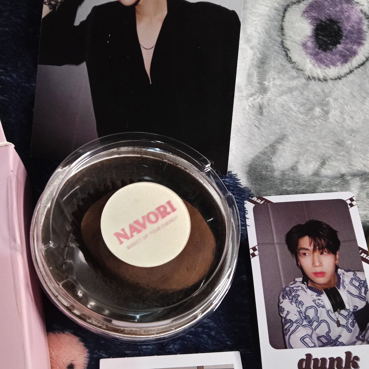 achen_dunk's tweet photo. #NAVORI #NAVORIBKK
#dunknatachai
Mission complete! I’m so happy I finally got to try the NAVORI Lovebird Collection and the Dubai Chewy Cookie 🍪💗 NAVORI IS THE BEST "really delicious 😋i want it More more more and more 🤤❤️

Happy Valentine’s Day with #NAVORILoveBirdsCollection
💗🕊️ Fall in love all over again with @navoribkk <3
Navori Love Birds + “Wordless” by Dunk Natachai Boonprasert 💗

 Big Thank u kak mar udah bawa NAVORI dr BKK ke indo 🥰❤️ @joongdunkfans @dunknatachai @navoribkk @dniepb 
#NAVORIPeachTea #navorixemie #NAVORILoveBirdsCollection #navoribkk #dunknatachai