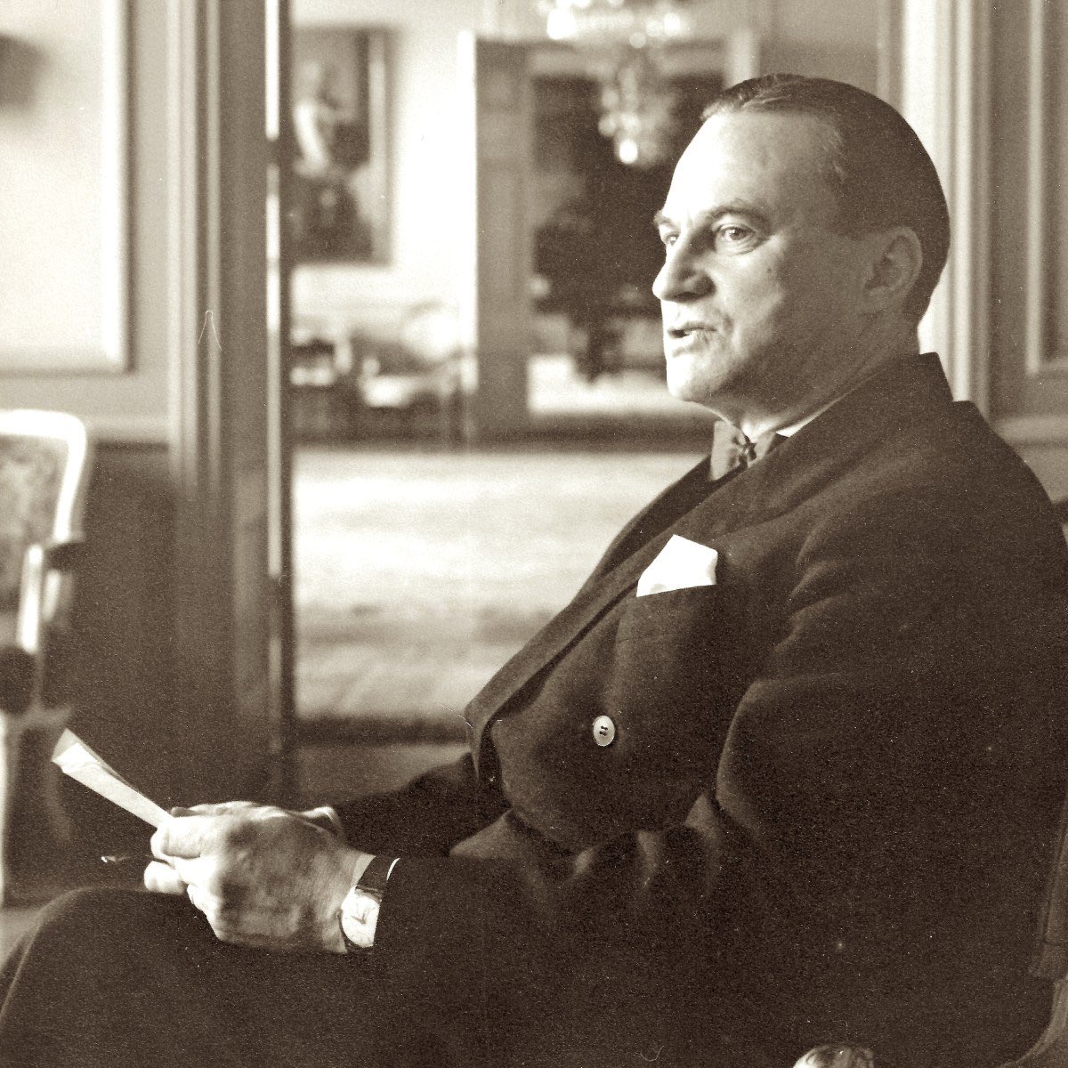 roitele1's tweet photo. ￼Gösta Engzell (1897-1984) fue un diplomático y funcionario sueco del Ministerio de Asuntos Exteriores, pieza clave durante la Segunda Guerra Mundial (1942-1945) en la red de salvamento de judíos perseguidos en Hungría, Dinamarca y Noruega. Conocido por su "resistencia de escritorio", utilizó documentos falsos y pasaportes para salvar a miles. 
￼
Aspectos clave de su historia:

Salvamento de Vidas: Se estima que sus acciones, en colaboración con diplomáticos como Raoul Wallenberg, ayudaron a salvar entre 10,000 y 20,000 personas.

Método: Aprovechó su posición en la sección legal para emitir visados y salvoconductos, evitando que judíos fueran enviados a campos de concentración.

Reconocimiento: Aunque actuó bajo la vigilancia nazi y riesgos extremos, su labor quedó en segundo plano tras la guerra hasta tiempos recientes.

Cultura Popular: Su historia es retratada en la película de Netflix "El vínculo sueco" (2026), donde es interpretado por Henrik Dorsin. ￼

Engzell es considerado un héroe invisible de la Segunda Guerra Mundial, demostrando la valentía a través del "papeleo" y la burocracia para salvar vidas. 
￼