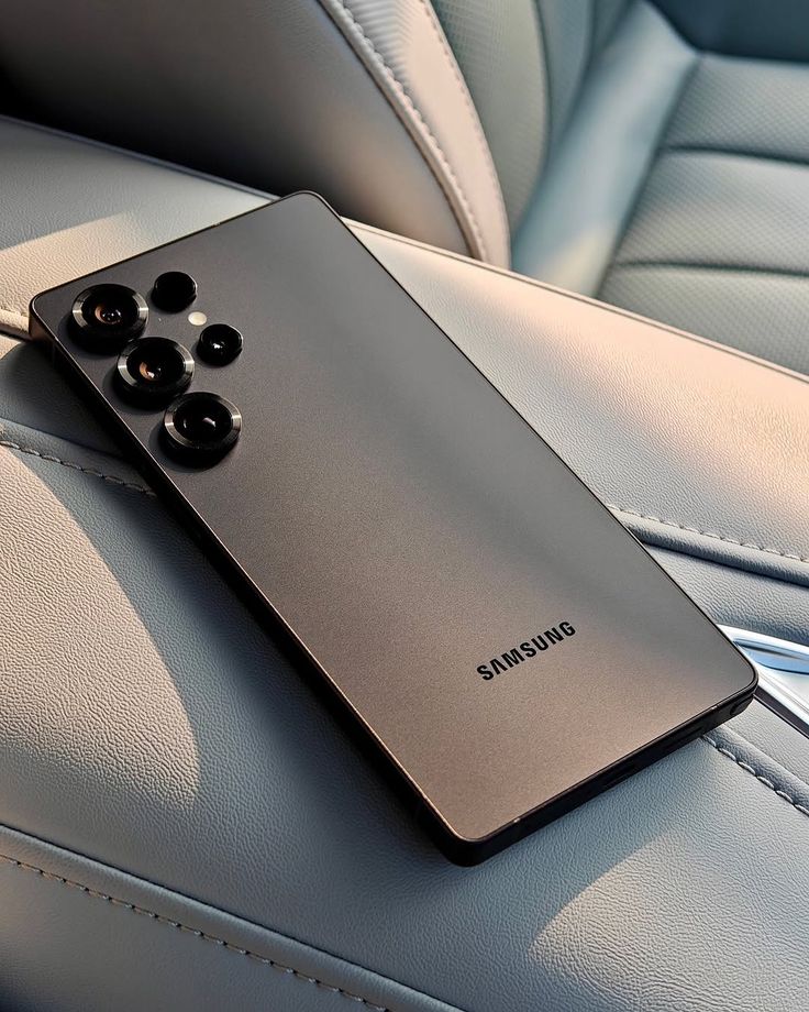 0xJeribond's tweet image. Between Samsung S25 Ultra &amp;amp; Xiomi 17 Pro max, which will you go for ?

Don't argue, Iphone is better than the 2 phones so pick one!