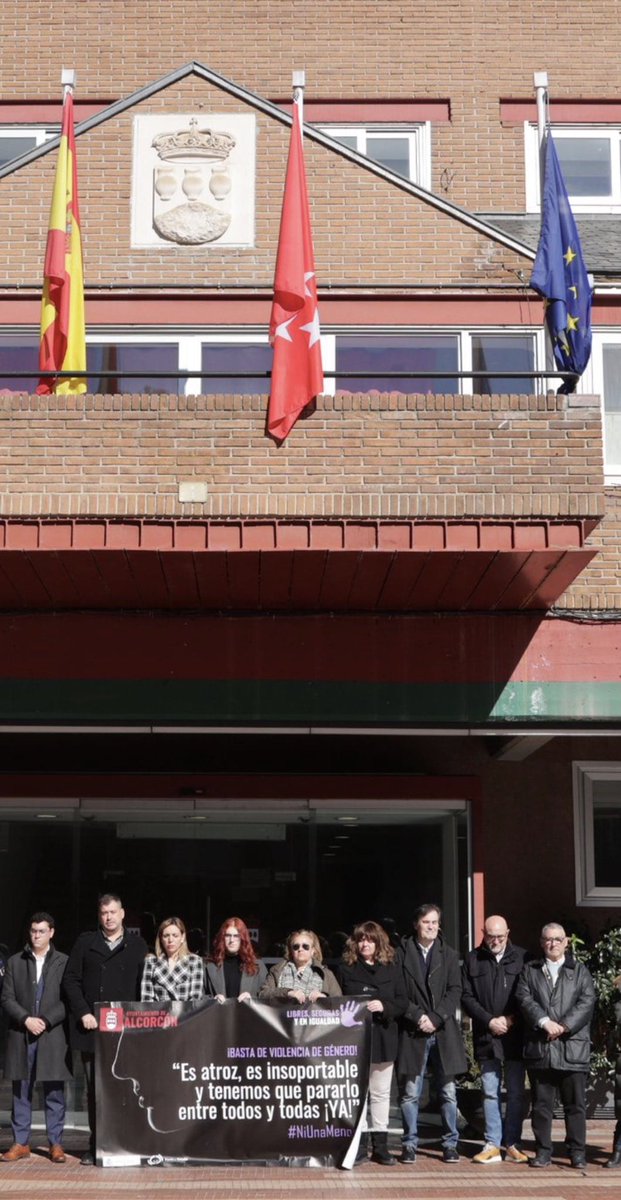 ⚫️Hoy, minuto de silencio por otra mujer asesinada. El Ayuntamiento de publica la foto completa… y un diputado del PSOE de #Alcorcón decide que yo sobraba.

📕Debe pensar que la igualdad se construye a base de "tijeretazos". 

❌️ Unidad contra la violencia machista.