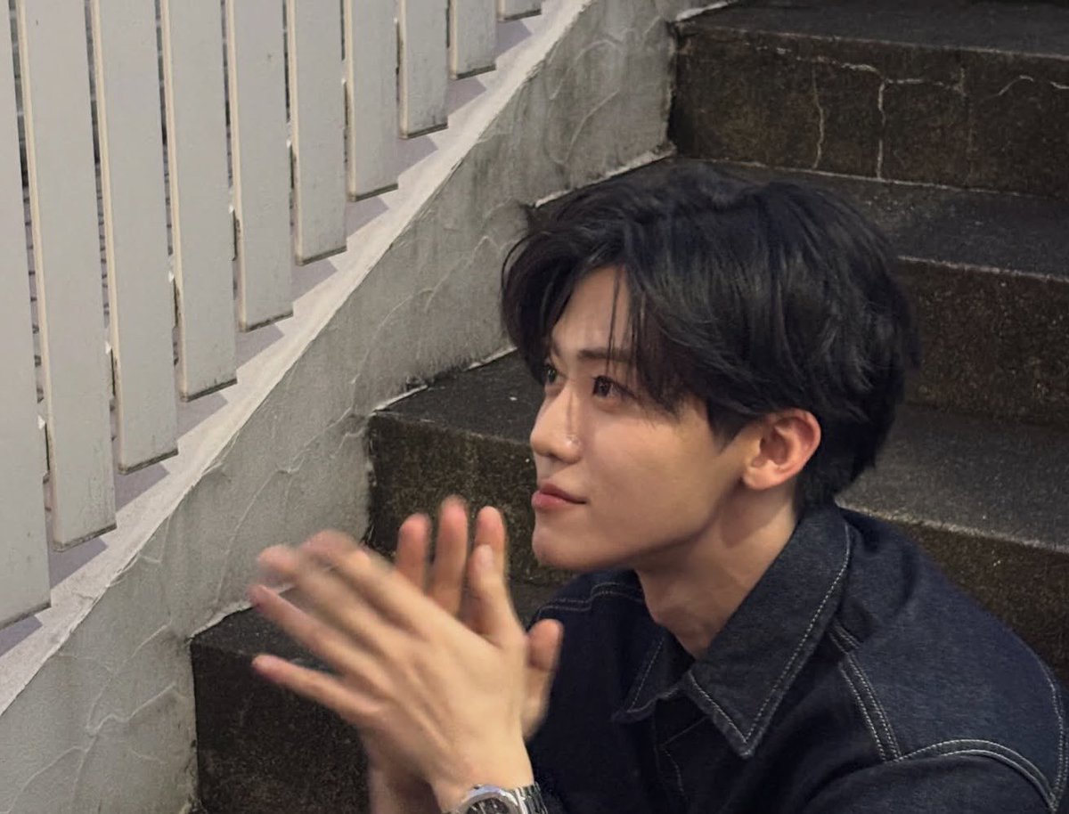 นึกว่ารูปเบื้องหลังกองถ่ายละครด้วยซ้ำ ออร่าพระเอกหนักมาก มันฮวาตาหวาน ㅠㅠㅠㅠㅠㅠㅠㅠ